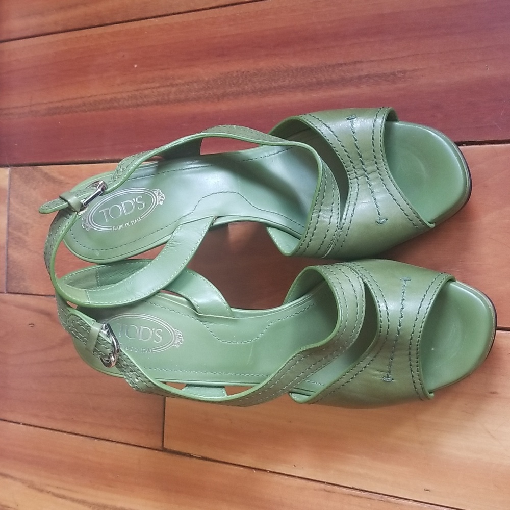 Tod's leather sandal. Size 6.5. Excellent condition.